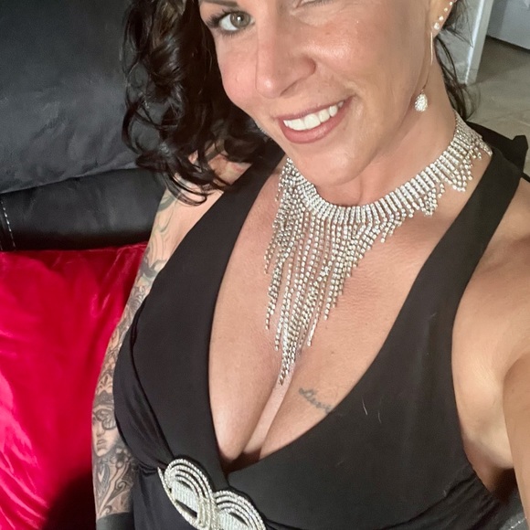 Gorgeous black gown. - Picture 4 of 4